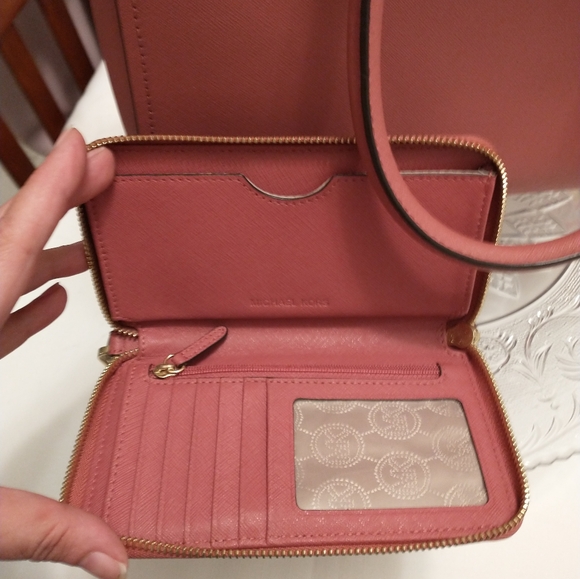 MK Satchel and matching wristlet - Picture 6 of 6